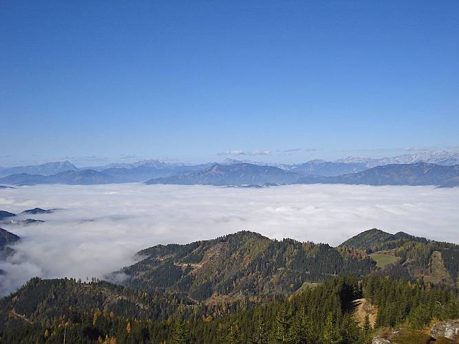 27 Herrlicher Rundblick vom Schwarzkogel von links Raiting (Goesseck), Eienerzer Reichenstein, Trenchtling mit Hoch Turm, Messnerin und Ebenstein